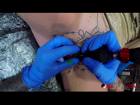 ❤️ Keçika pir tattookirî Sully Savage tattooek li ser klîtorê xwe kir. ❤❌ Super seks li me